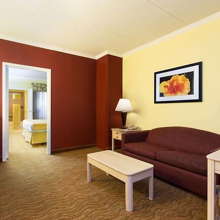 Baymont By Wyndham Tampa Near Busch Gardens Hotell Eksteriør bilde