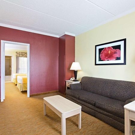 Baymont By Wyndham Tampa Near Busch Gardens Hotell Eksteriør bilde