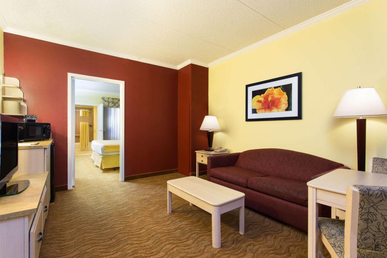 Baymont By Wyndham Tampa Near Busch Gardens Hotell Eksteriør bilde