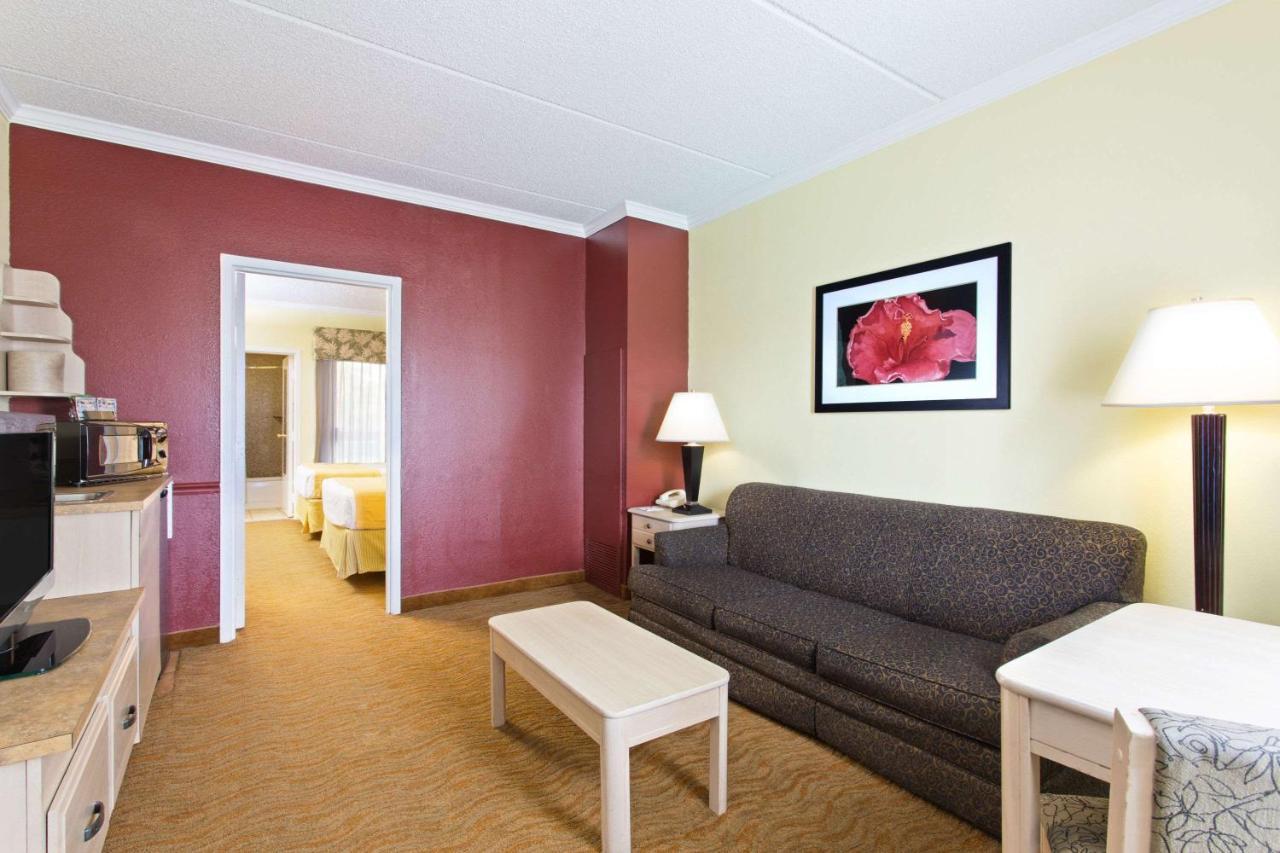 Baymont By Wyndham Tampa Near Busch Gardens Hotell Eksteriør bilde