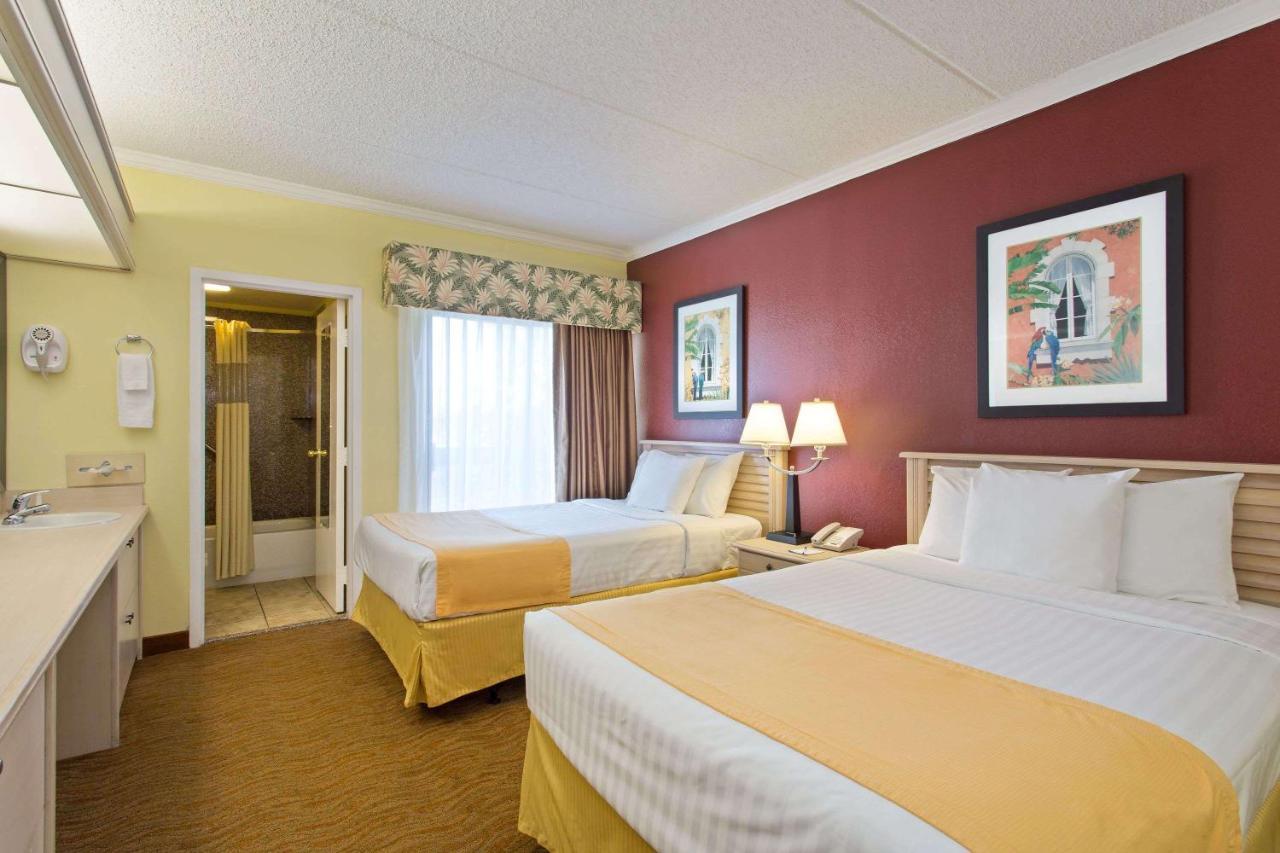 Baymont By Wyndham Tampa Near Busch Gardens Hotell Eksteriør bilde