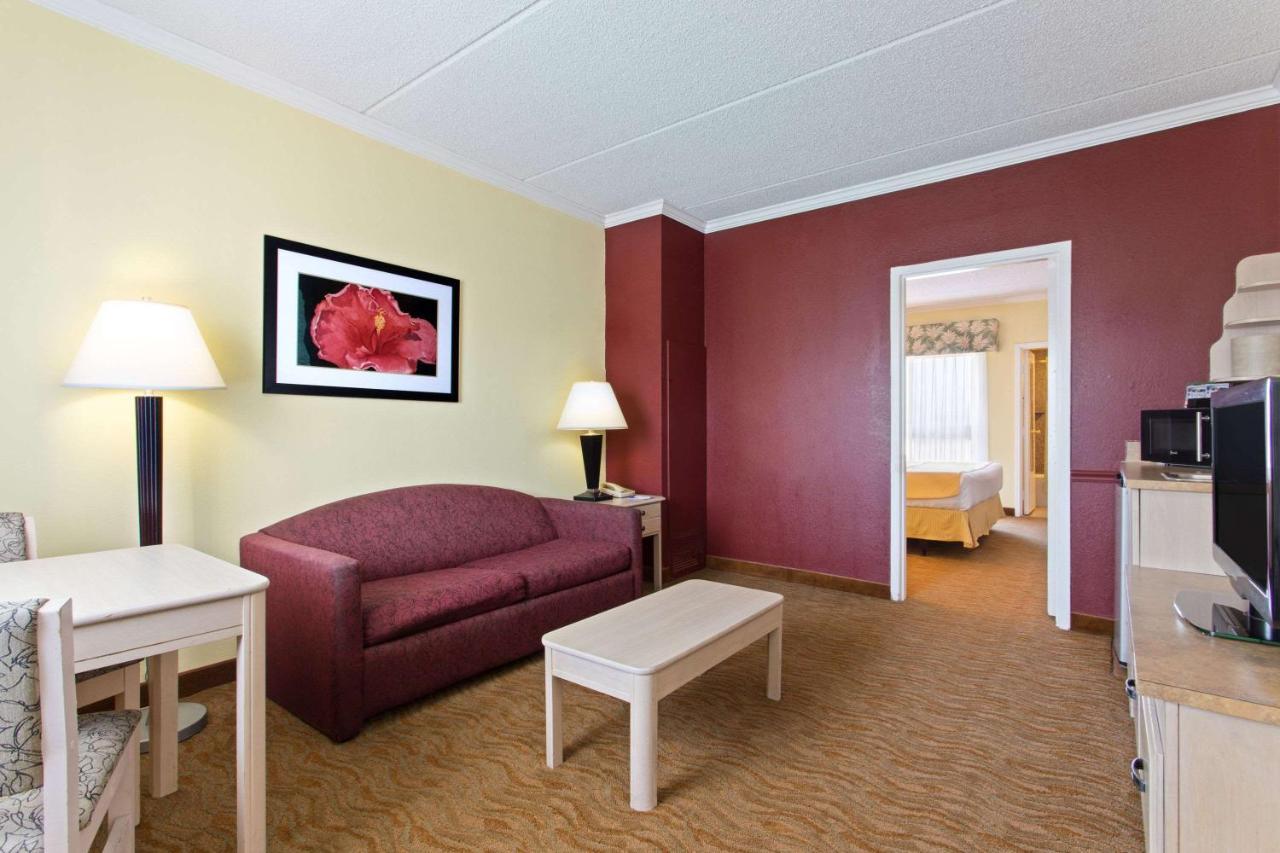 Baymont By Wyndham Tampa Near Busch Gardens Hotell Eksteriør bilde