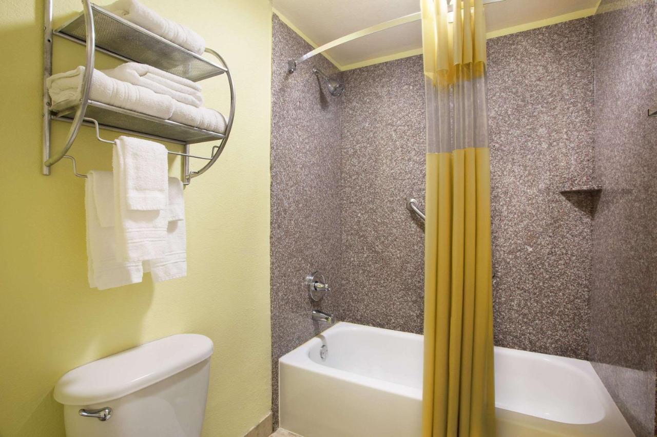 Baymont By Wyndham Tampa Near Busch Gardens Hotell Eksteriør bilde
