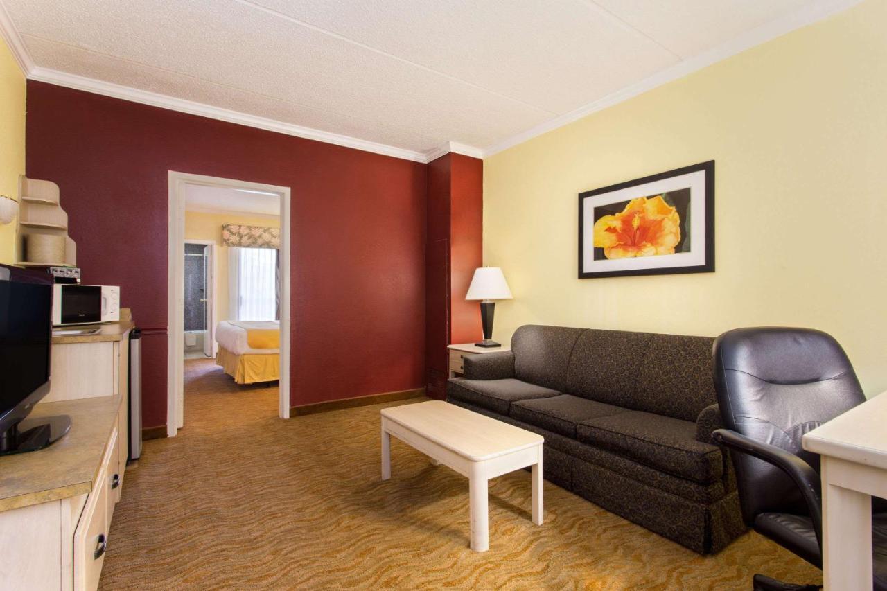 Baymont By Wyndham Tampa Near Busch Gardens Hotell Eksteriør bilde