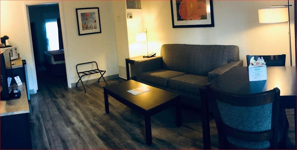Baymont By Wyndham Tampa Near Busch Gardens Hotell Eksteriør bilde