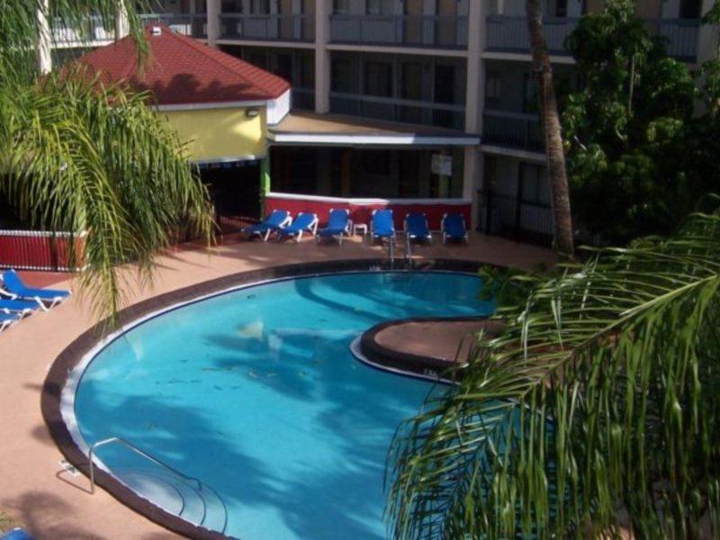 Baymont By Wyndham Tampa Near Busch Gardens Hotell Eksteriør bilde