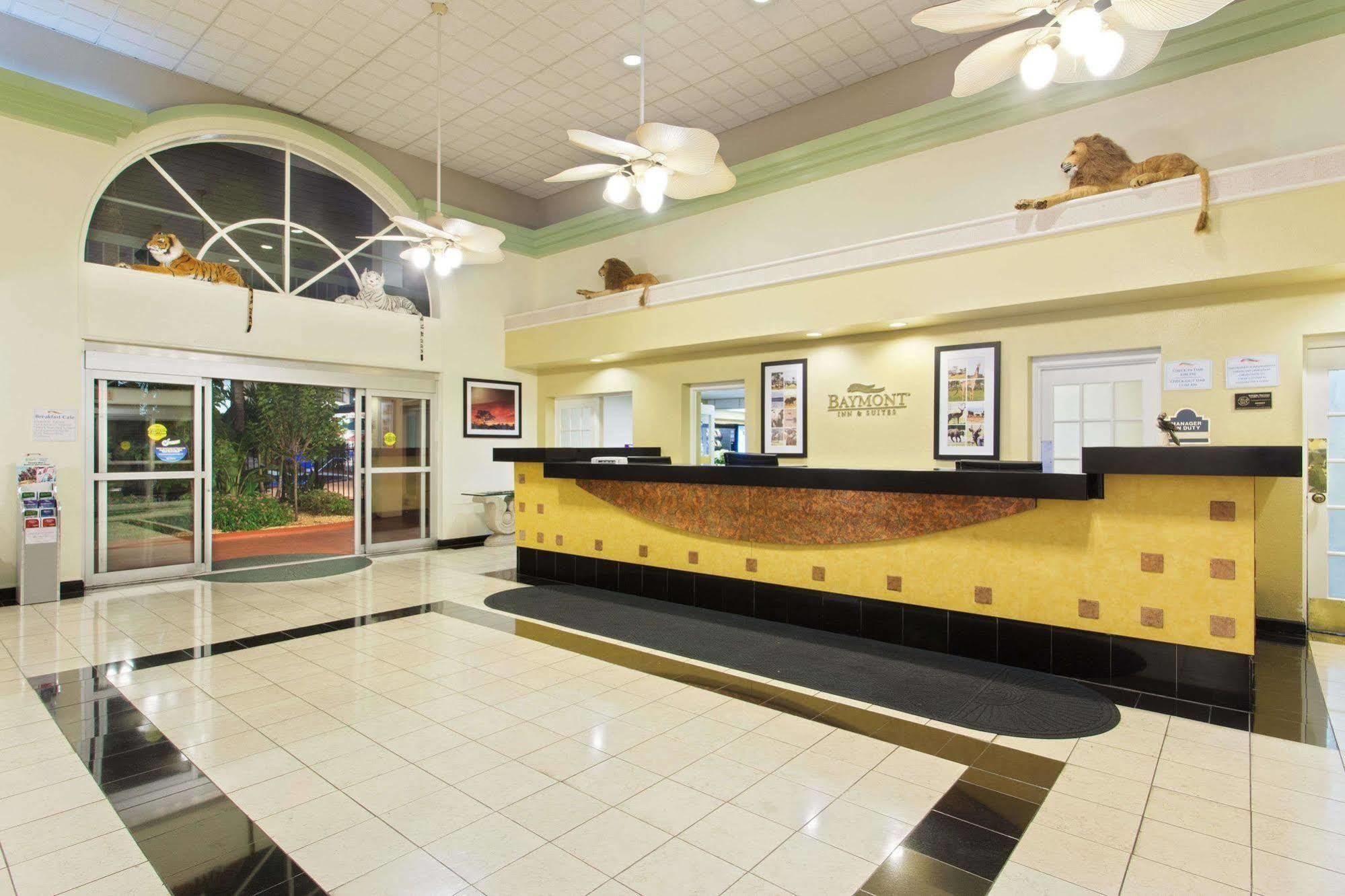 Baymont By Wyndham Tampa Near Busch Gardens Hotell Eksteriør bilde