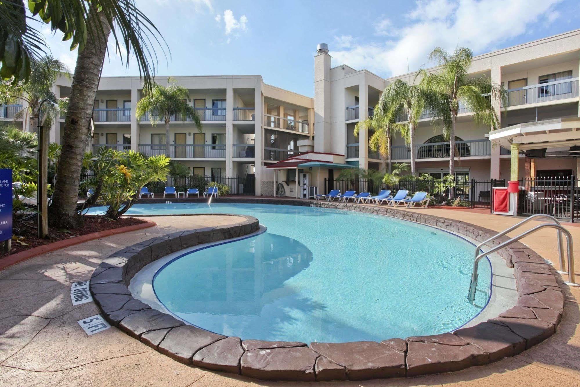 Baymont By Wyndham Tampa Near Busch Gardens Hotell Eksteriør bilde