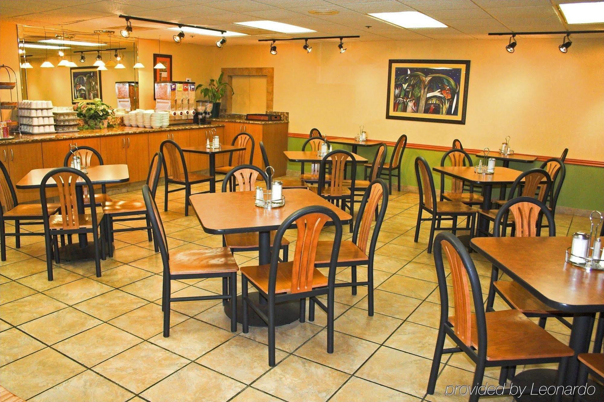 Baymont By Wyndham Tampa Near Busch Gardens Hotell Restaurant bilde