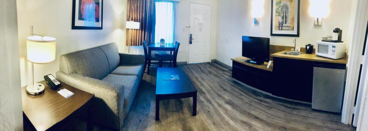 Baymont By Wyndham Tampa Near Busch Gardens Hotell Eksteriør bilde