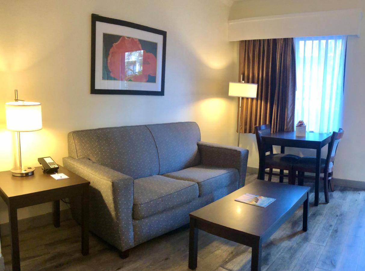 Baymont By Wyndham Tampa Near Busch Gardens Hotell Eksteriør bilde