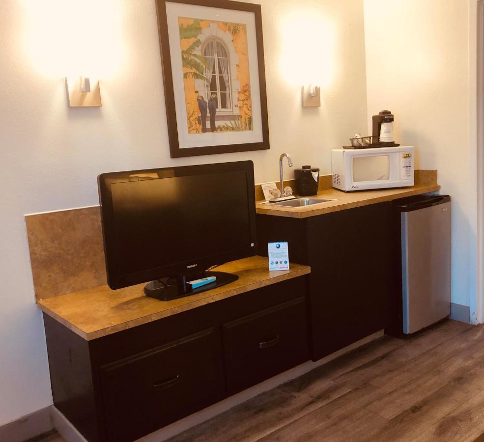 Baymont By Wyndham Tampa Near Busch Gardens Hotell Eksteriør bilde