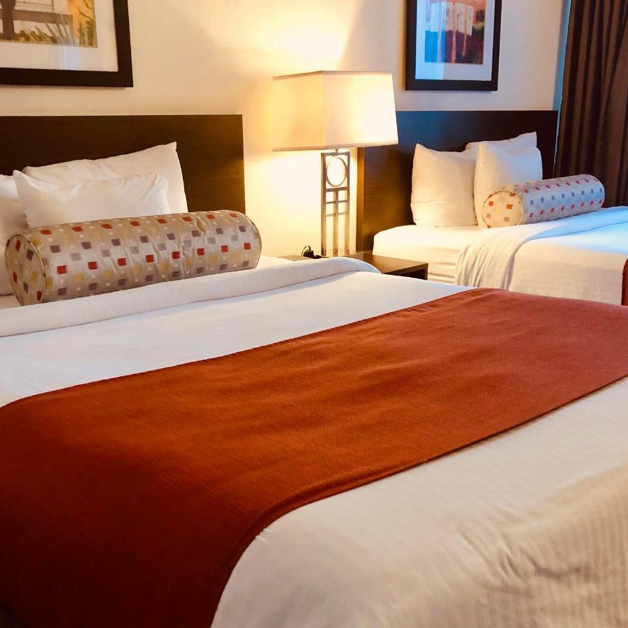 Baymont By Wyndham Tampa Near Busch Gardens Hotell Eksteriør bilde